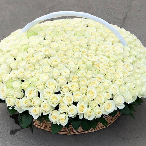 Большая корзина 301 белая роза с оформлением
