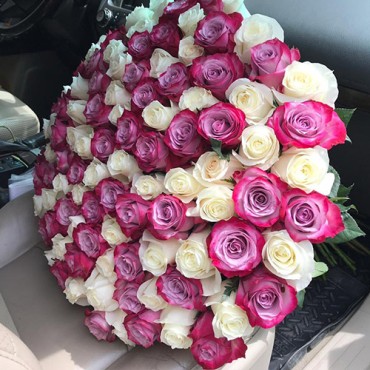 Букет 101 белая и розовая роза с лентами (70см)