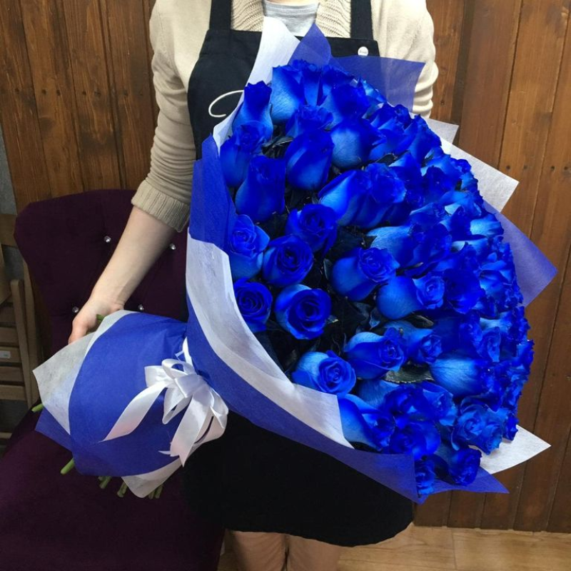 Букет 75 синих роз с оформлением