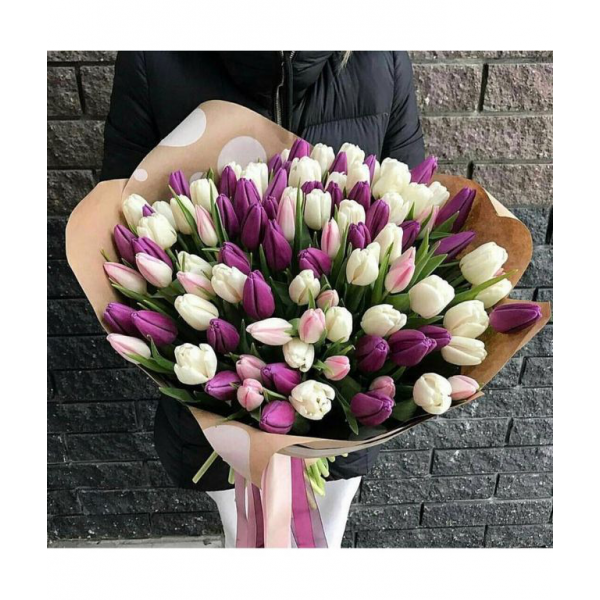 Тюльпаны белого и фиолетового цвета (59 шт.) в бумаге