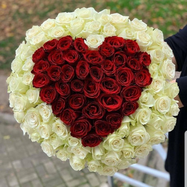 Букет 101 роза с красным сердцем (70см)