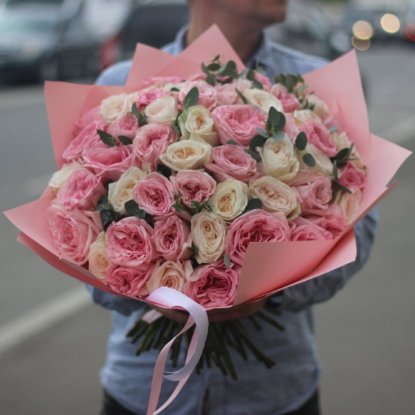 Белые и розовые пионовидные розы 51шт в бумаге