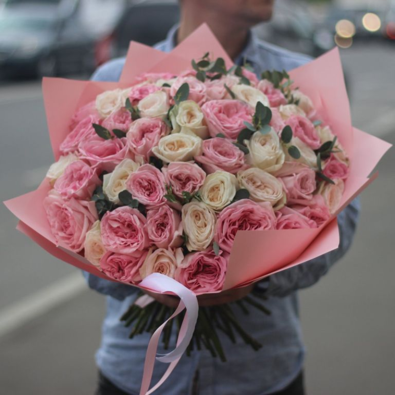 Белые и розовые пионовидные розы 51шт в бумаге