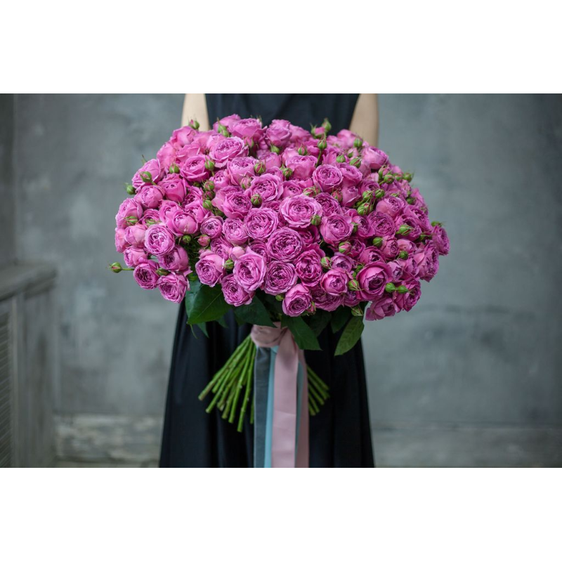 Букет 75 кустовых пионовидных роз с лентами