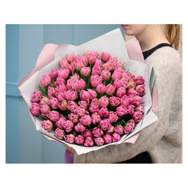 Букет 101 розовый тюльпан в нежной упаковке