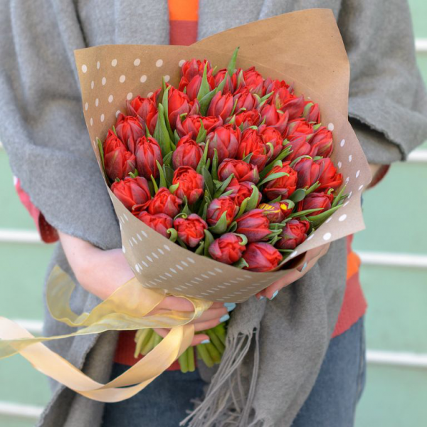 Букет 39 красных пионовидных тюльпанов