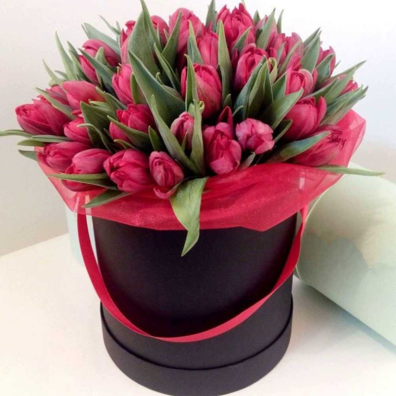 Коробка 39 красны тюльпанов с лентами