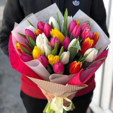 Букет 19 разноцветных тюльпанов в упаковке