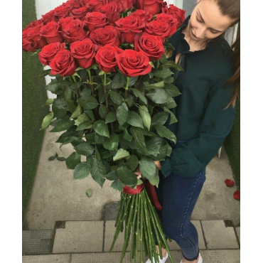 Букет 31 красная роза 150 см с лентами