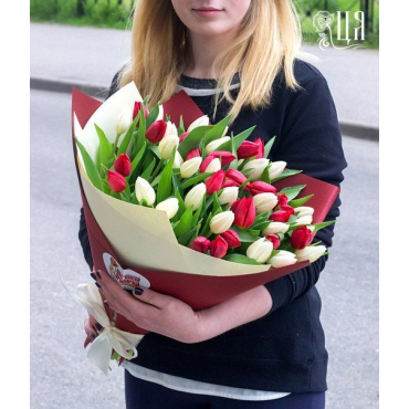 Букет 79 тюльпанов микс белые и красные