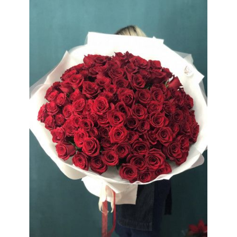 Букет 75 красных роз с белой упаковкой