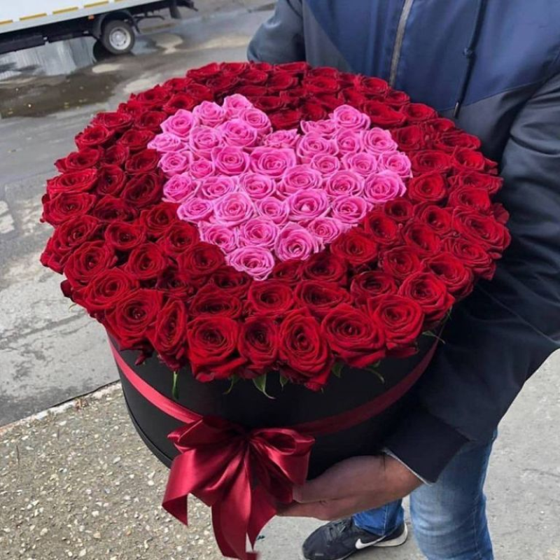 Купить розы в новосибирске недорого. Огромный букет. Огромные букеты из роз. Букет из роз в коробке.