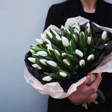 Тюльпаны белого цвета (59 шт.) в крафте