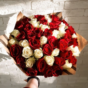 Букет 51 роза красные и белые с красивой упаковкой