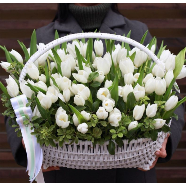 Большая корзина 151 белый тюльпан