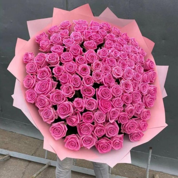 Букет 101 ярко-розовая роза с упаковкой (60 см)