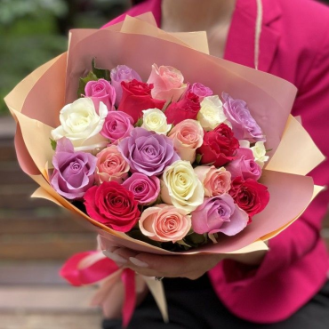Букет 25 разноцветных роз с упаковкой