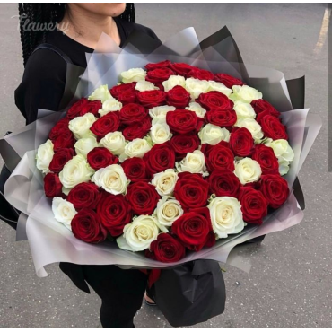 Букет 101 роза белая и красная с упаковкой