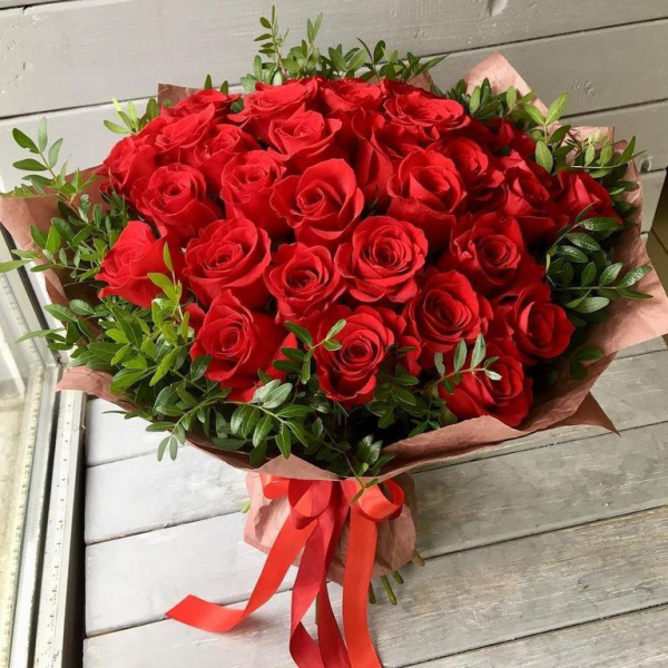 Букет 29 красных роз с зеленью и упаковкой (50см)