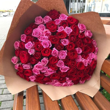 Букет 101 красная и розовая роза в крафте (70см)