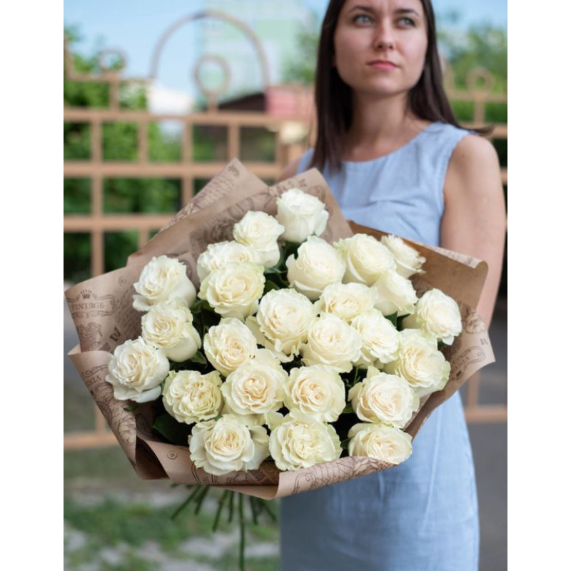 Букет 29 белых роз с упаковкой (70см)