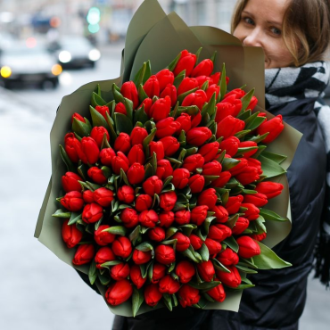 Букет 101 красных тюльпан с оформлением