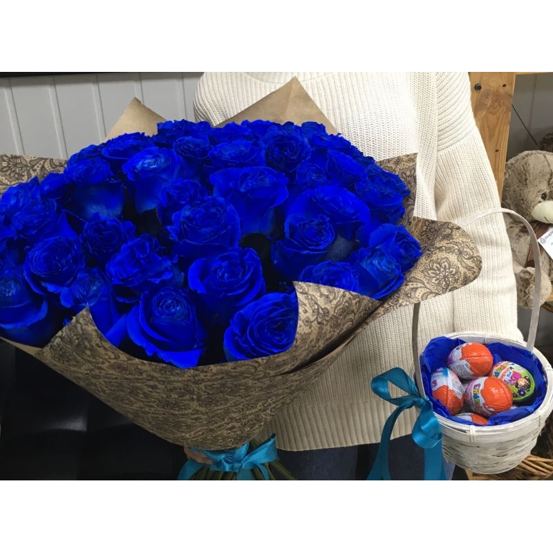 Букет 25 синих роз и корзина 10 киндеров