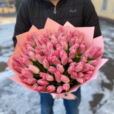 Букет 79 розовых тюльпанов с оформлением
