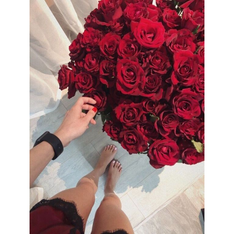 Букет 101 красная роза с лентами (70см)