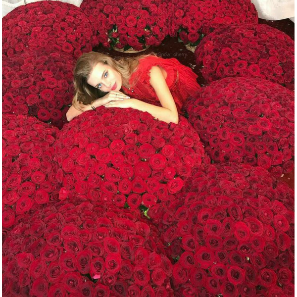 1001 красная роза в 10 мини-корзинах