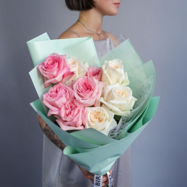 Букет 9 пионовидных роз розовые и белые с упаковкой