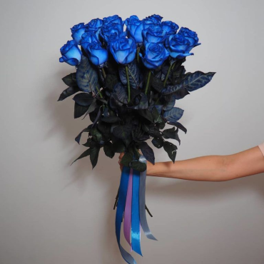 Букет 15 синих роз с лентами