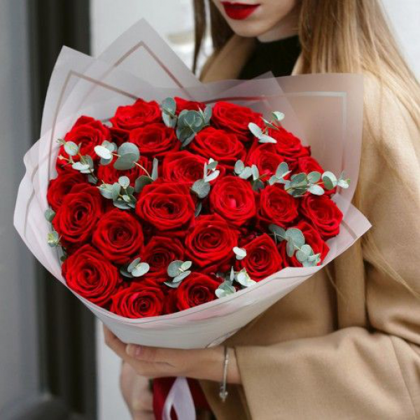 Букет 25 ароматных красных роз с зеленью