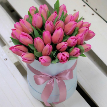 Коробка 29 розовых тюльпанов с оформлением