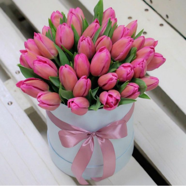 Коробка 29 розовых тюльпанов с оформлением
