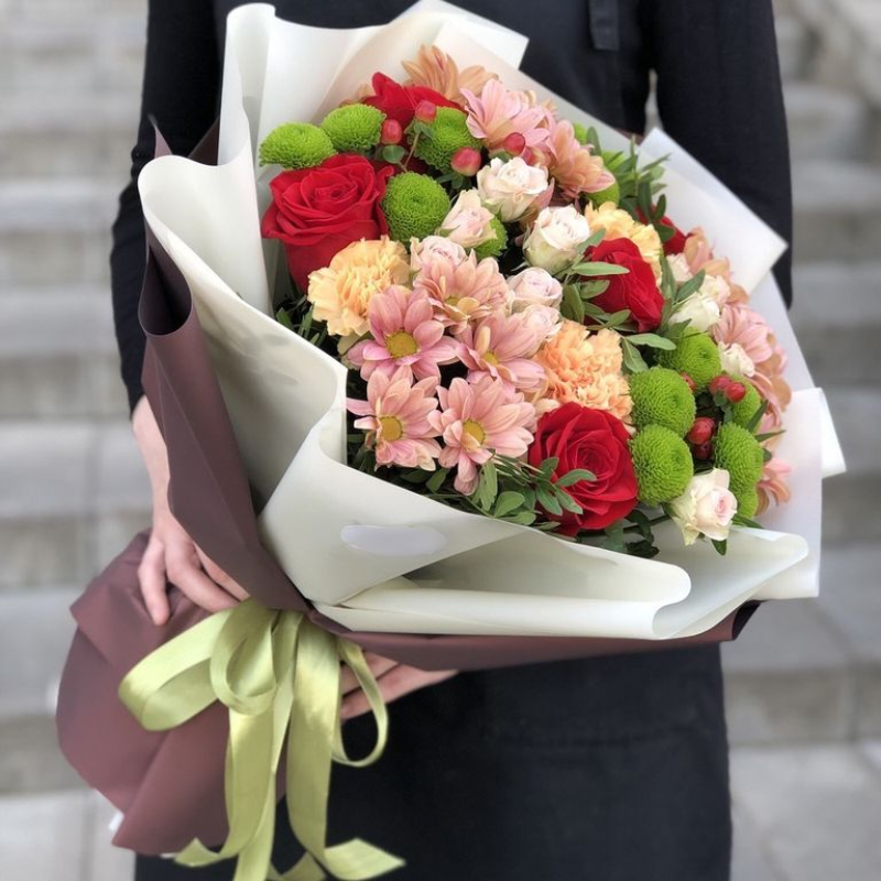 Сборный букет розы красные и хризантемы с упаковкой