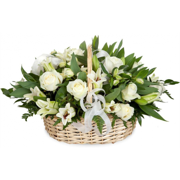 Сборная корзина розы белые и лилии с зеленью