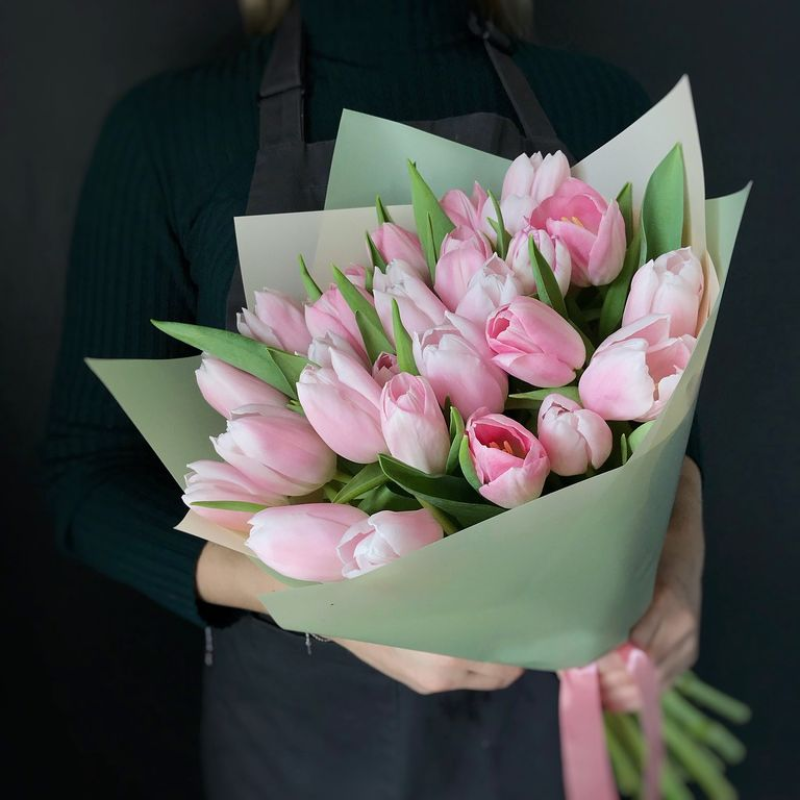 Букет 19 розовых тюльпанов с упаковкой
