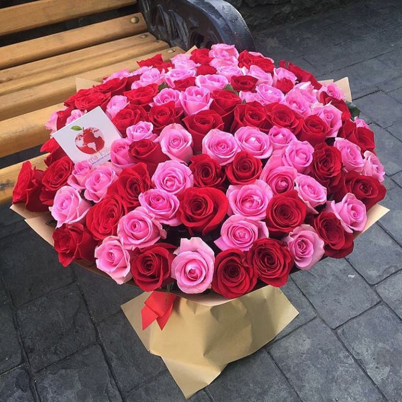 Букет 101 красная и розовая роза в крафт с лентами (60см)