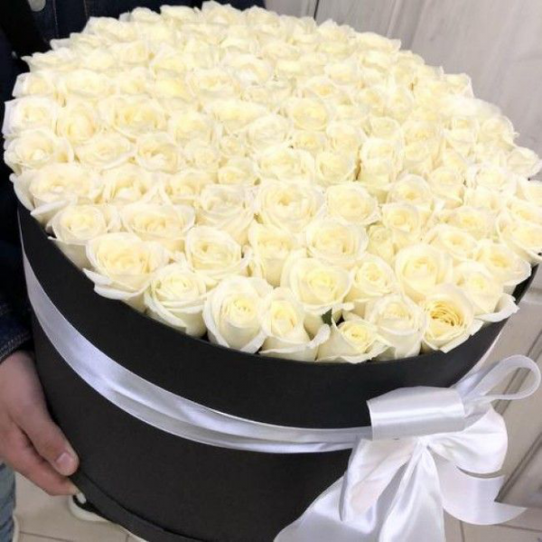 Коробка 101 белая роза с оформлением