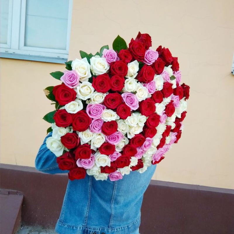 Букет 101 роза (розовая, белая, красная) с лентами (70см)