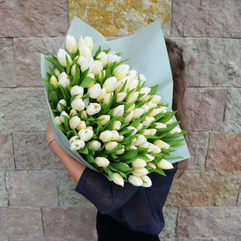 Букет 79 белых тюльпанов с оформлением