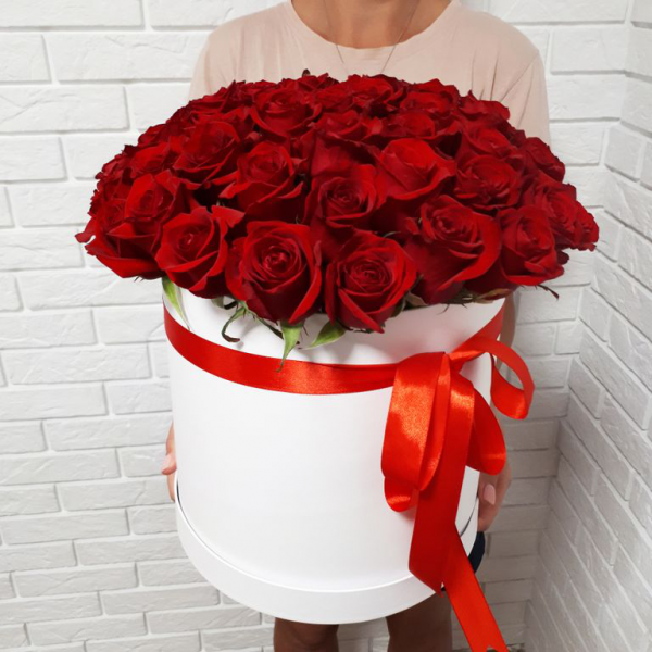Коробка 31 красная роза с лентами