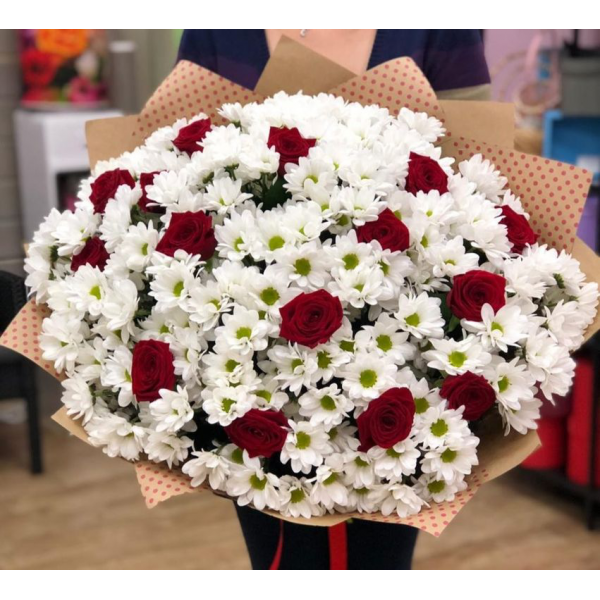 Букет 20 веток белой хризантемы и 15 красных роз с оформлением