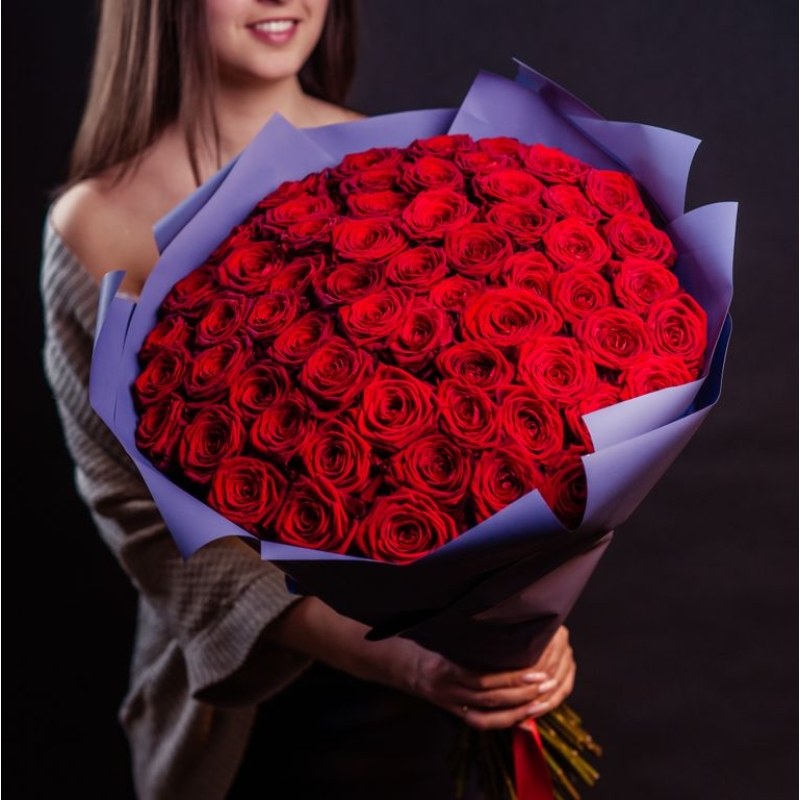 Букет 79 красных роз 60 см с оформлением