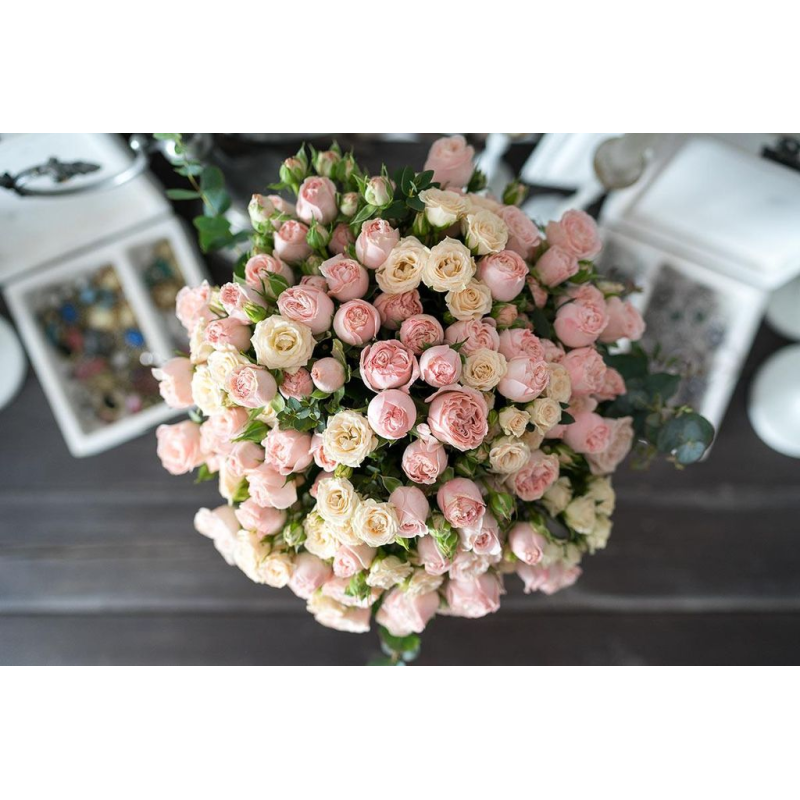 Букет 59 кремовых пионовидных роз с лентами (50см)