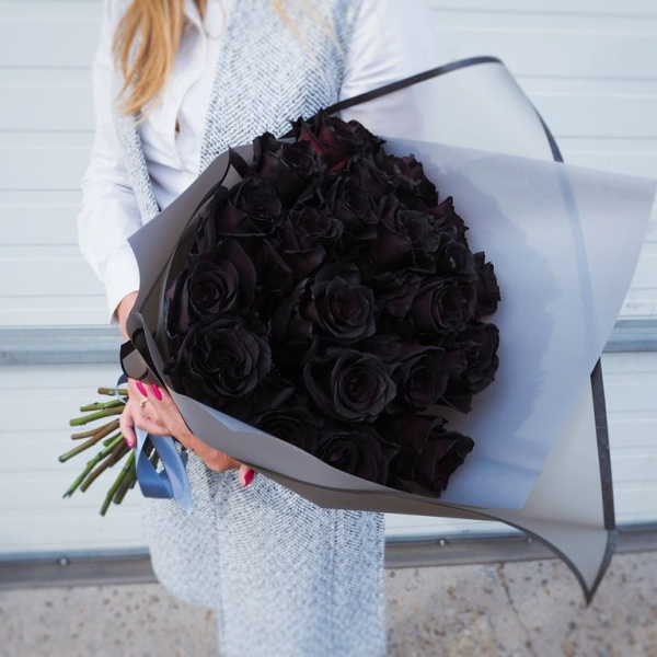 Букет 19 черных роз с оформлением