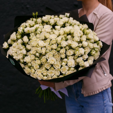 Букет 101 белая кустовая роза с упаковкой