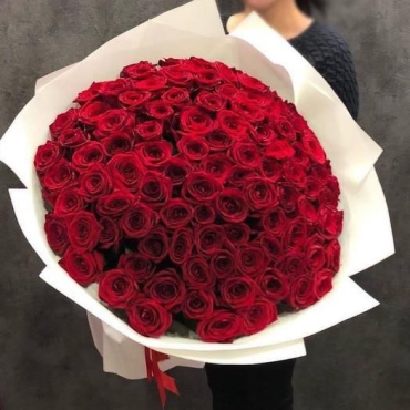 101 красная роза с упаковкой