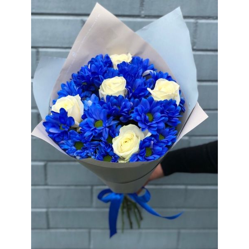 Букет синяя хризантема и белые розы в упаковке